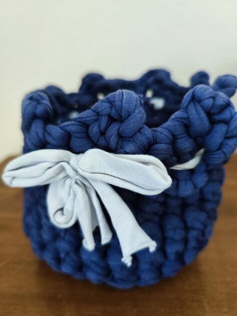 Cesta de crochê ou clorete azul marinho feita à mã. Outros Arte e Decoração