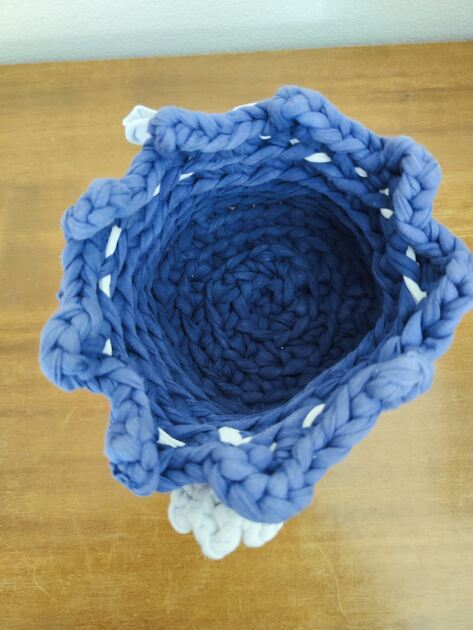 Cesta de crochê ou clorete azul marinho feita à mã. Outros Arte e Decoração