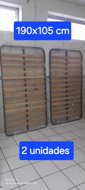 Estrados de corpo e meio. Camas