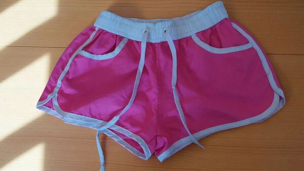 Calções Rosa Choque Sun & Beach com Detalhes White. Calções