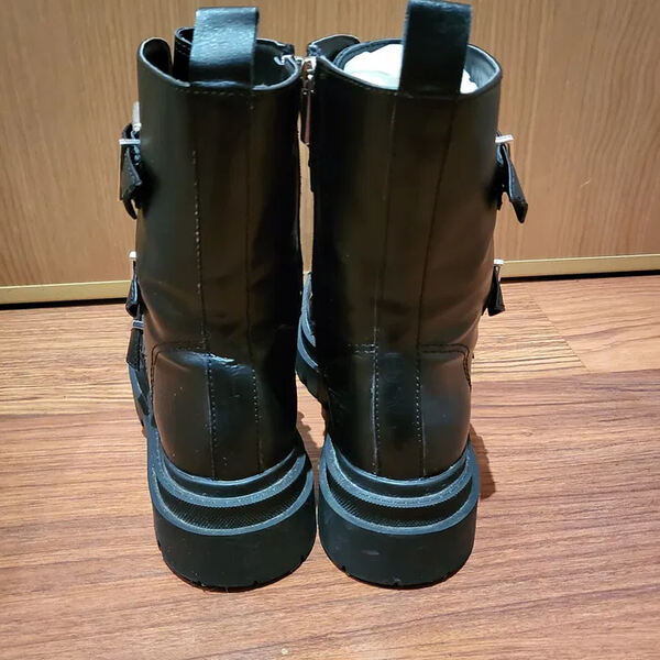 Botas góticas Stradivarius com tachas 38. Botas e botins