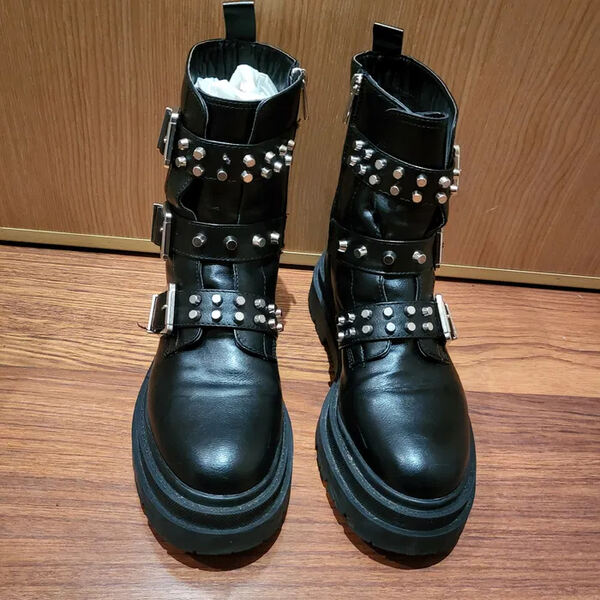 Botas góticas Stradivarius com tachas 38. Botas e botins