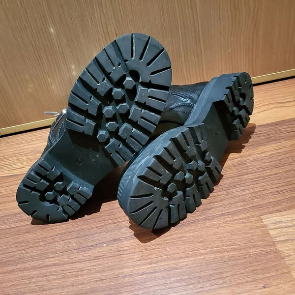 Botas góticas Stradivarius com tachas 38. Botas e botins