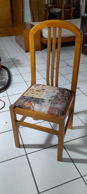 Cadeiras e Bancos diversos. Cadeiras