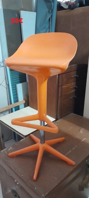 Cadeiras e Bancos diversos. Cadeiras