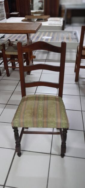 Cadeiras e Bancos diversos. Cadeiras