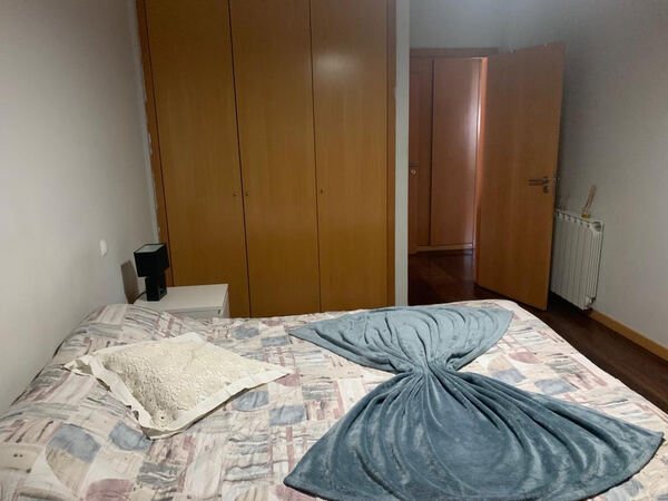 Quarto mobilado para menina. Ofereço Quarto para Arrendar