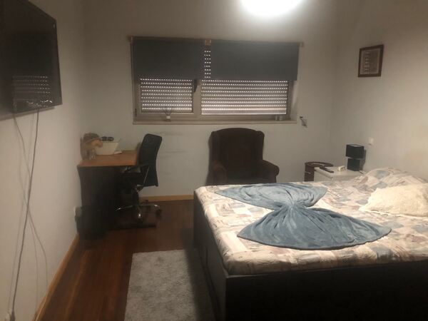 Quarto mobilado para menina. Ofereço Quarto para Arrendar