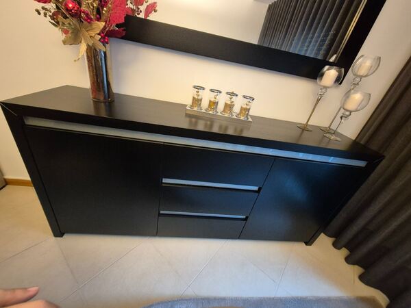 Sala de jantar. Conjunto de mesa e cadeiras