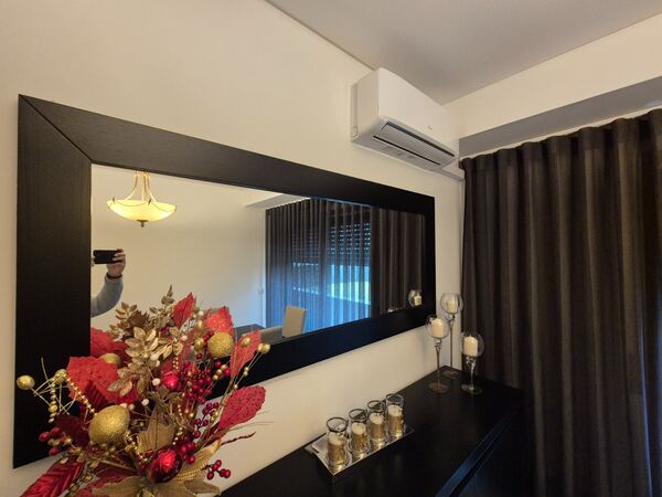 Sala de jantar. Conjunto de mesa e cadeiras
