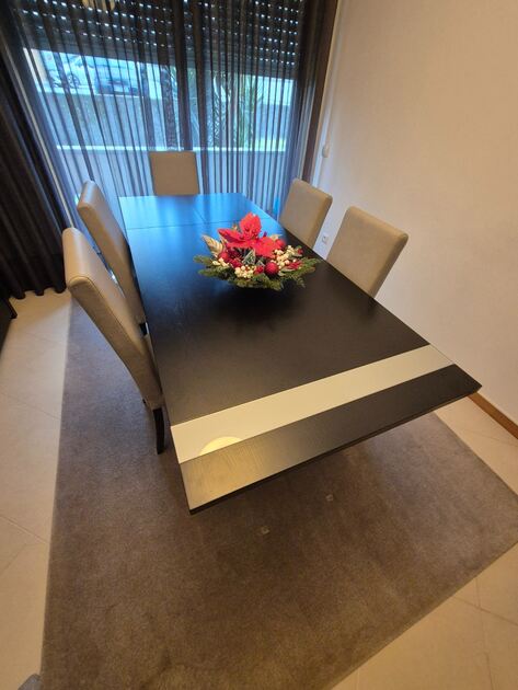 Sala de jantar. Conjunto de mesa e cadeiras