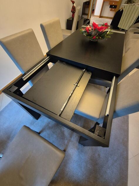 Sala de jantar. Conjunto de mesa e cadeiras