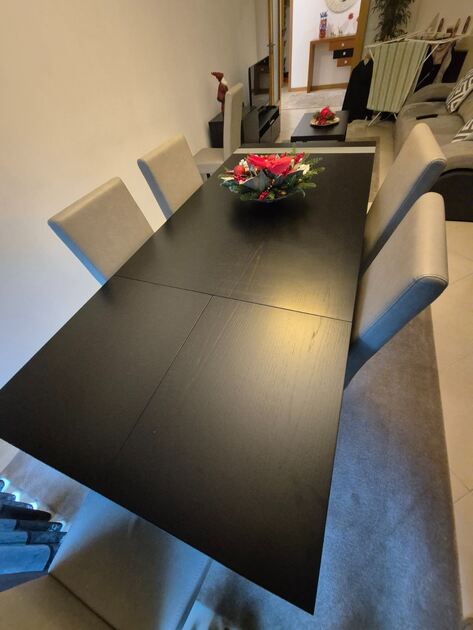 Sala de jantar. Conjunto de mesa e cadeiras