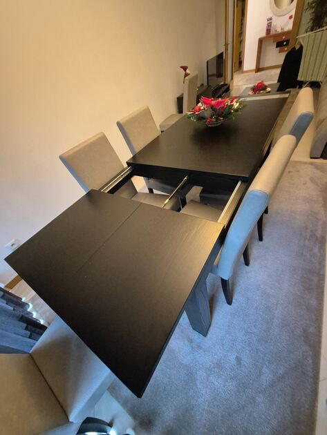 Sala de jantar. Conjunto de mesa e cadeiras