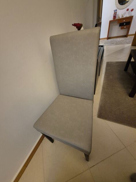 Sala de jantar. Conjunto de mesa e cadeiras