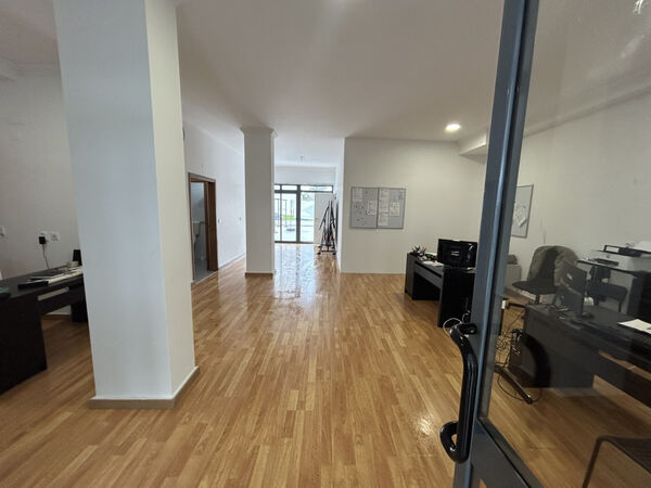 Loja na Urbanização Alto da Mira.. Casa e apartamentos para vender