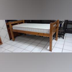 Cama de solteiro alta. Camas