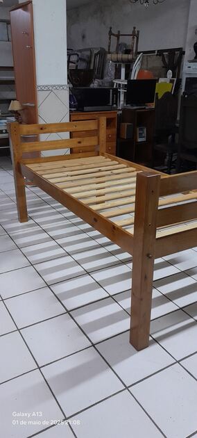 Cama de solteiro alta. Camas