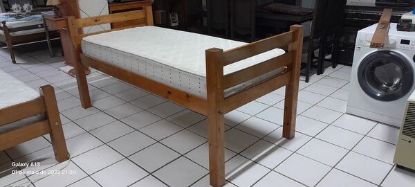 Cama de solteiro alta. Camas