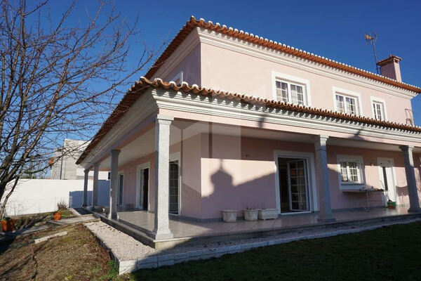 Moradia independente, Acabamentos Excecionais e C. Casa e apartamentos para vender