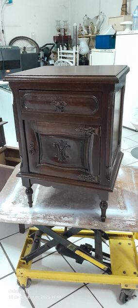 Mesinha de cabeceira nº 4. Mesinhas