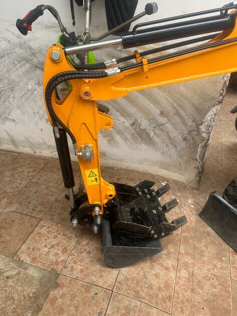 Vendo Mini Giratória de 1000kg. Outros (Maquinaria de construção)