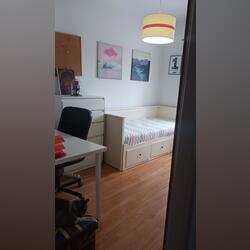 Arrendo Quarto a ESTUDANTE na Encosta do Sol. Ofereço Quarto para Arrendar. 15 m2 1 quarto Cama de casal   1 banho Andar intermédio Internet Mobiliado Quarto privado Proibido fumar