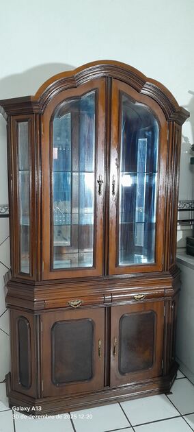 Cristaleira / Expositor. Aparadores