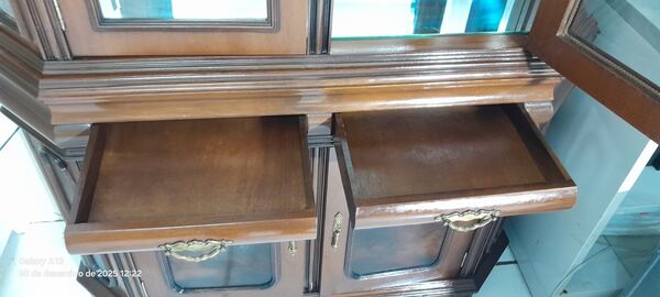 Cristaleira / Expositor. Aparadores