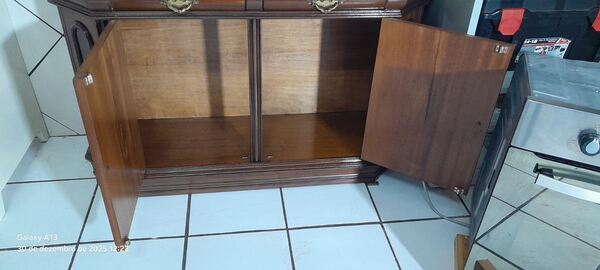 Cristaleira / Expositor. Aparadores