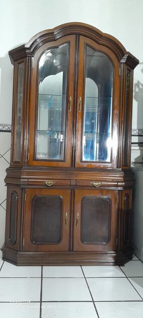 Cristaleira / Expositor. Aparadores