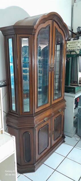 Cristaleira / Expositor. Aparadores