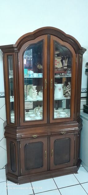 Cristaleira / Expositor. Aparadores