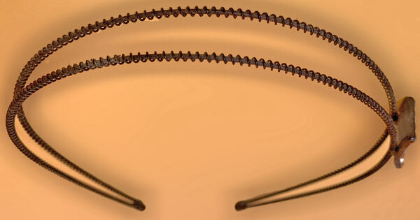 Bandolete Metal com Adorno de Brilhantes, como Nov. Diademas