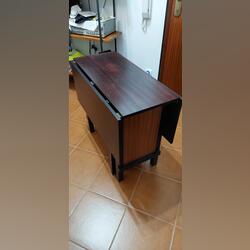 EXCECIONAL OFERTA DE UMA MESA EM MADEIRA COM ABAS