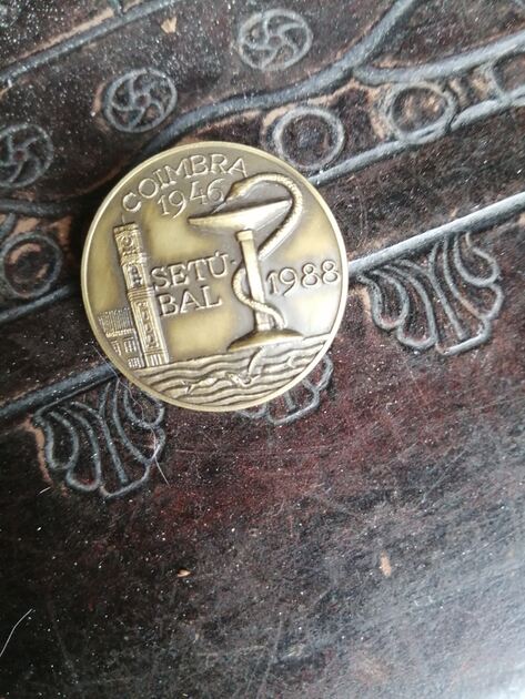 pin antigo em metal , medicina 1988. Pins