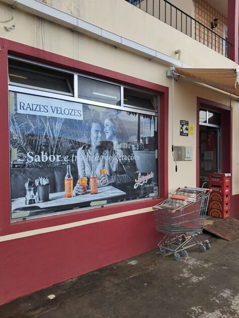 Supermercado em funcionamento no arco da calheta. Lojas e estabelecimentos comerciais para vender