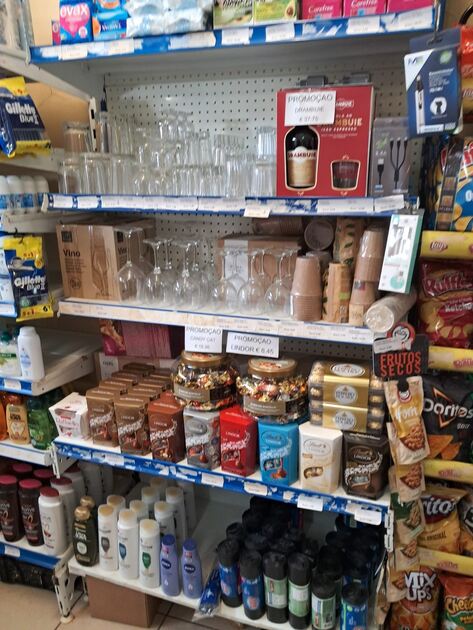 Supermercado em funcionamento no arco da calheta. Lojas e estabelecimentos comerciais para vender
