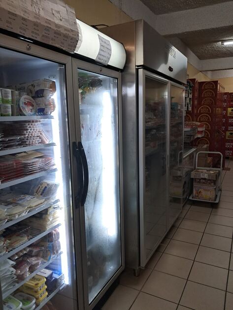 Supermercado em funcionamento no arco da calheta. Lojas e estabelecimentos comerciais para vender
