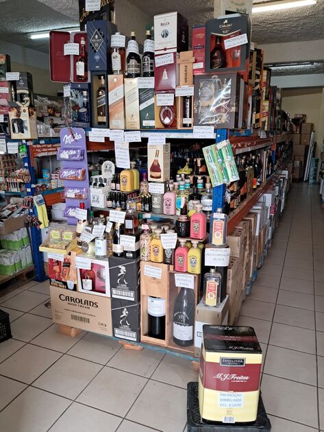 Supermercado em funcionamento no arco da calheta. Lojas e estabelecimentos comerciais para vender