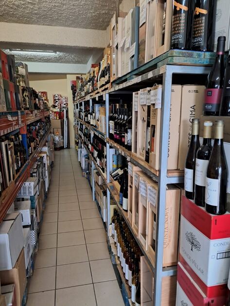 Supermercado em funcionamento no arco da calheta. Lojas e estabelecimentos comerciais para vender