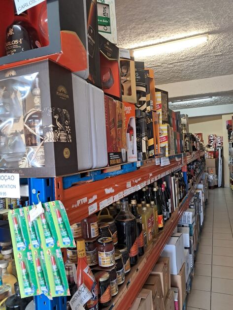 Supermercado em funcionamento no arco da calheta. Lojas e estabelecimentos comerciais para vender