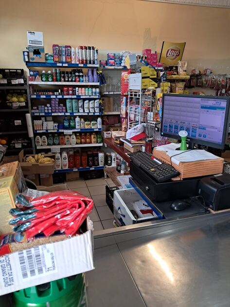 Supermercado em funcionamento no arco da calheta. Lojas e estabelecimentos comerciais para vender
