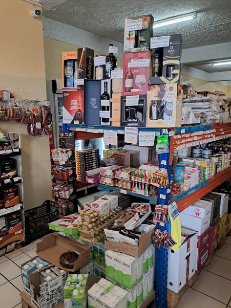 Supermercado em funcionamento no arco da calheta. Lojas e estabelecimentos comerciais para vender