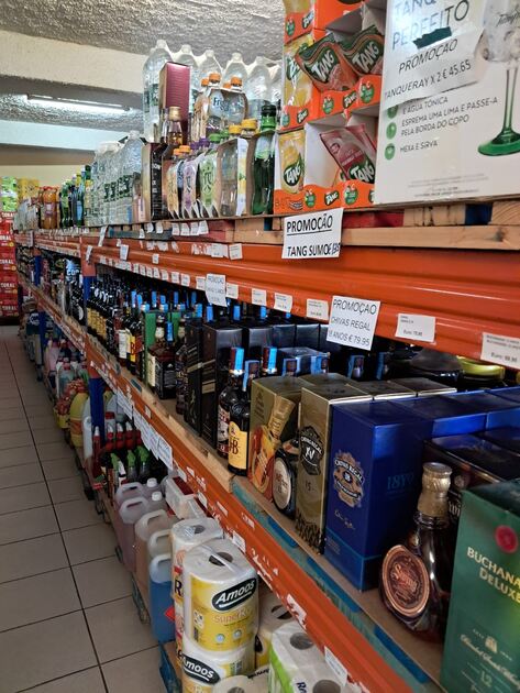 Supermercado em funcionamento no arco da calheta. Lojas e estabelecimentos comerciais para vender
