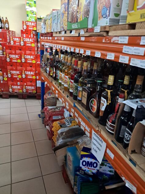 Supermercado em funcionamento no arco da calheta. Lojas e estabelecimentos comerciais para vender