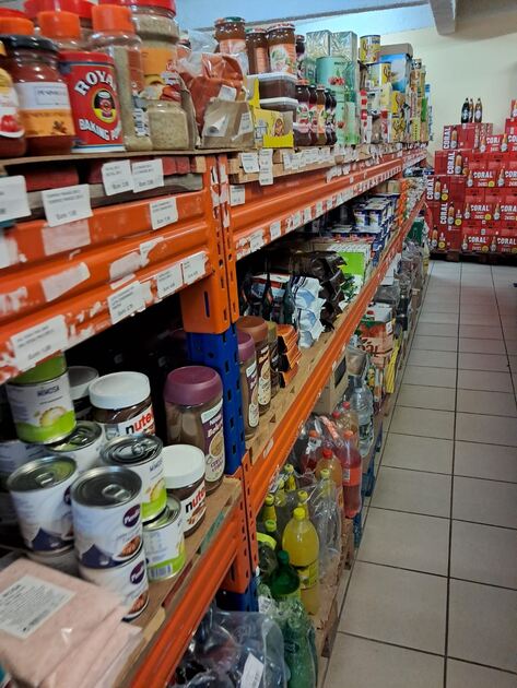 Supermercado em funcionamento no arco da calheta. Lojas e estabelecimentos comerciais para vender