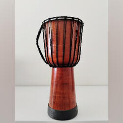 Tambor djembe de topo largo feito à mão. Baterias e Percussão