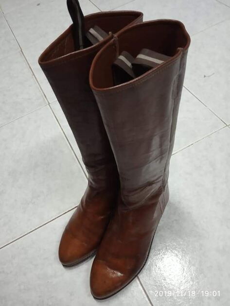 botins de cabedal ensebados . Botas