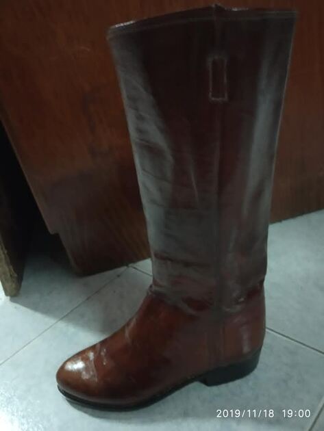 botins de cabedal ensebados . Botas